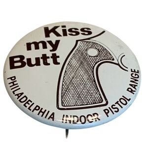 🔴 VINTAGE PIN 1970”s PHILADELPHIA INDOOR PISTOL RANGE “KISS MY BUTT” PIN RARE
